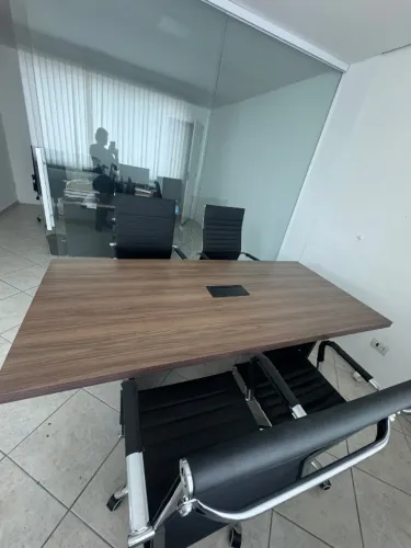 Mesa de Reunião Diretoria Retangular Amadeirada com Caixa de Tomada (4 a 6 Lugares)