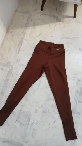 Calça legging marrom com bolsos M