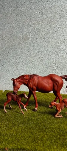 Égua e potro escultura em miniatura