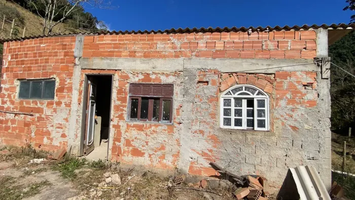 Vendo ou troco casa na serra de Macaé . Estrada frade sana perto de caca do café  90 mil 
