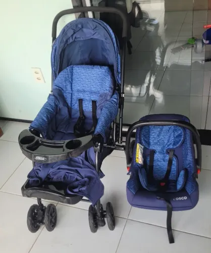 Carrinho de bebê com bebê conforto 