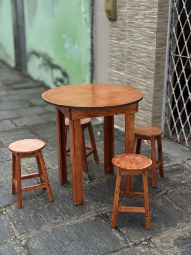 Conjunto de Mesa e Bancos de Madeira