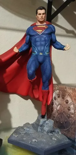 Estátua em escala 1/10 do Superman do filme Liga da Justiça, da Iron Studios.