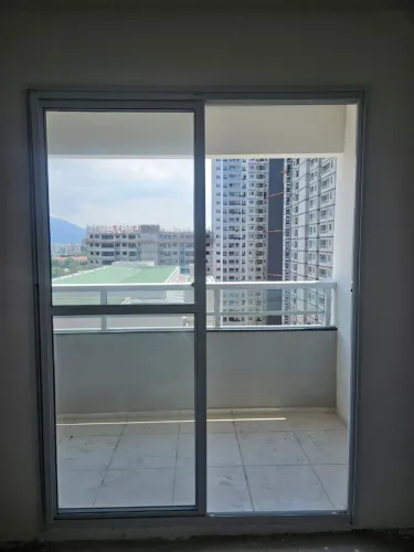 Porta varanda em alumínio e vidro blindex