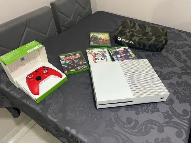 Xbox One S 500GB Completo + Controle Novo + 4 Jogos físicos