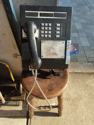 Telefone antigo orelhão, completo.