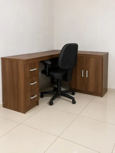 Vendo mesa de computador com cadeira
