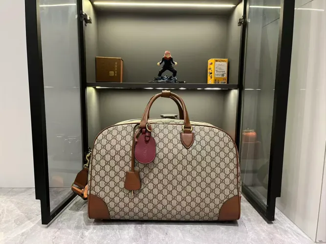 Bolsa de Viagem Gucci GG Emblem Bege e Marrom com Alça Removível