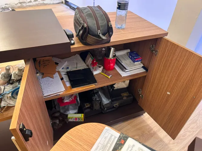 Armário e mesas de escritório