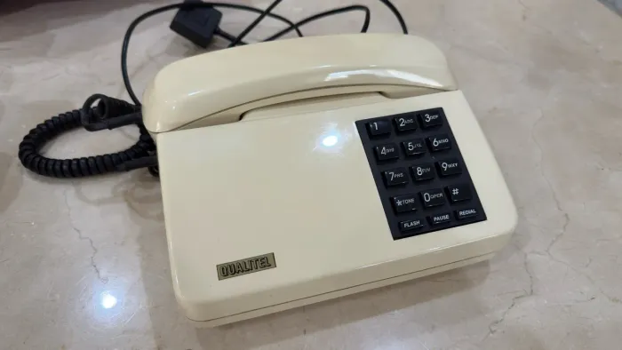 Antigo Aparelho de Telefone com Teclado Numérico Qualitel