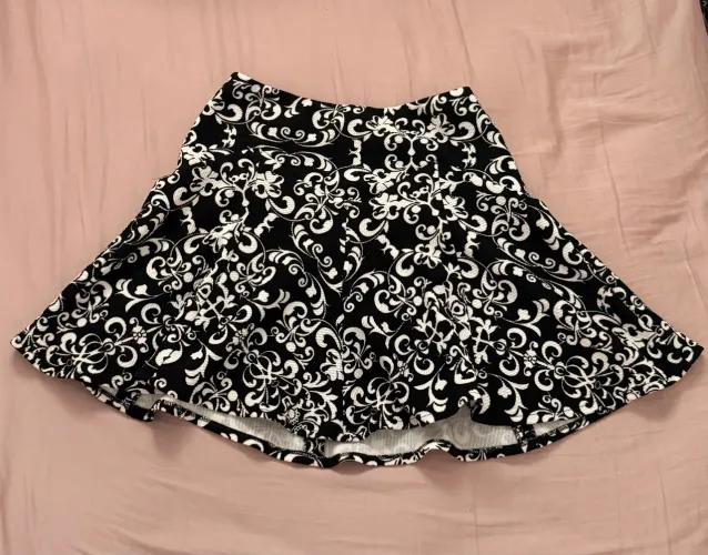 Saia Vintage Preta Com Detalhes Brancos 