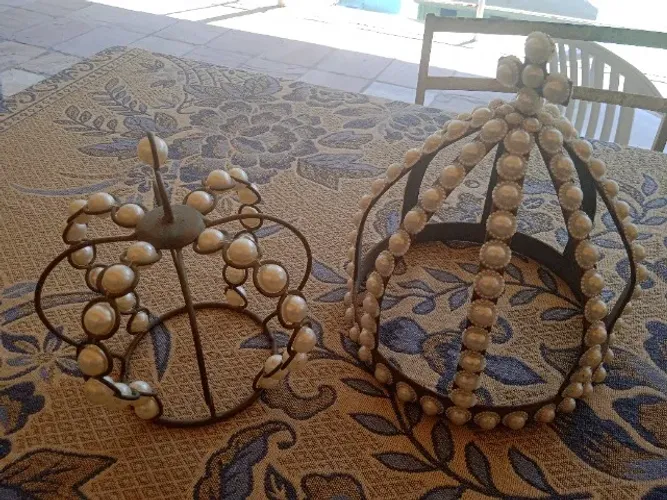 coroas de ferro dourado com perolas artificiais