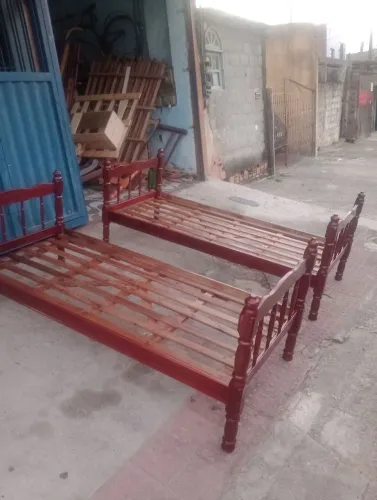 Cama de solteiro de madeira maciça 399,00