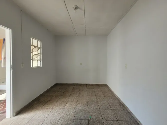 CASA DE 2 CÔMODOS PARA LOCAÇÃO (VILA EMA).