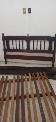Cama de madeira 