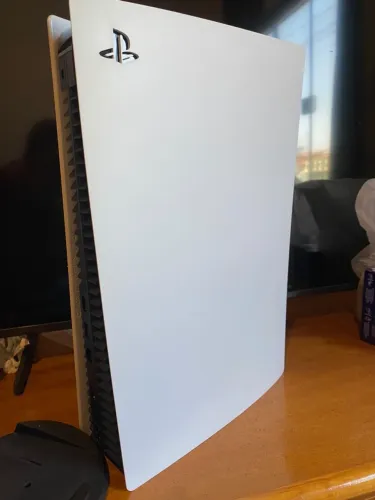 Vende-se PS5 zero, sem detalhes, acompanha 2 controles 