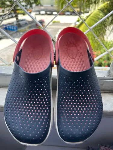 Crocs azul e rosa 