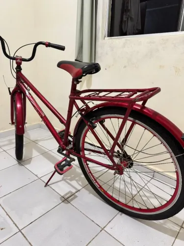 Vende-se essa bicicleta algumas marcas de uso Penel esta seco por motivo de esta parada!