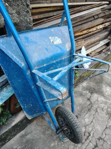 Carrinho de mão usado 
