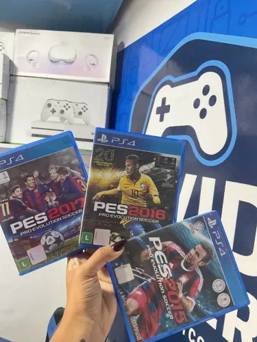 Lote de jogo ps4 Futebol PES 15, 16 e17.