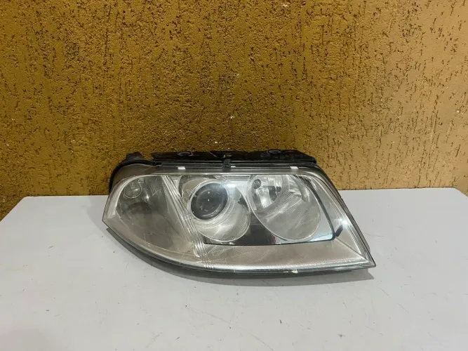 Farol direito Passat Alemão 2001/2002/2003/2004/2005