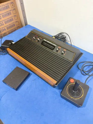 Console atari 2600 light sixier woodengrain frente de madeira