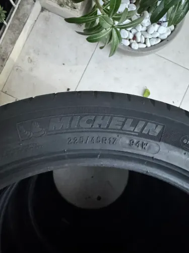 Pneus michelin semi novos 225/45 R17