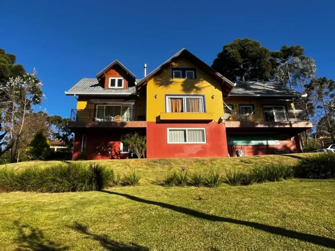 Residência averbada 01 suítes + 02 quartos - Condomínio fechado em Campo Alegre/SC