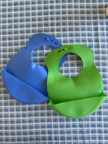 Conjunto 02 babadores com pega migalhas Tommee Tippee