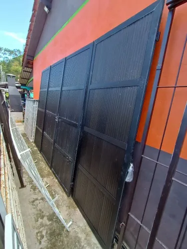 Porta de alumínio verneziana de garagem 2.30 A x 3.46 L VENDE-SE 