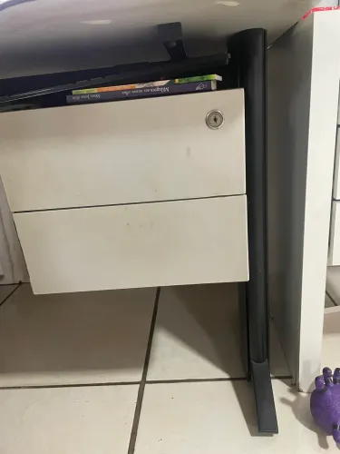 Escrivaninha com pés de ferro