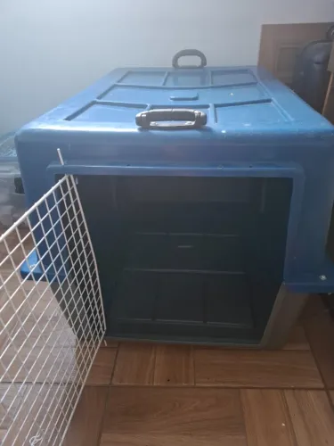 Caixa de transporte grande reforçada N°6 com bico bebedouro para pets até 48kg nunca usada