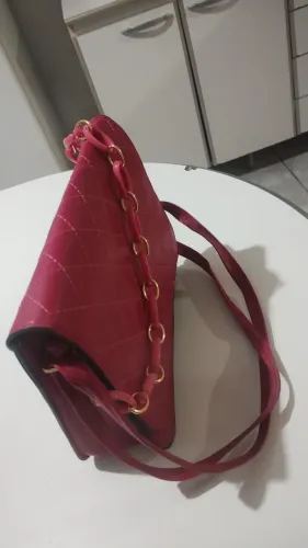 Bolsa tiracolo rosa com costura matelassê e alça de corrente resinada e metálica