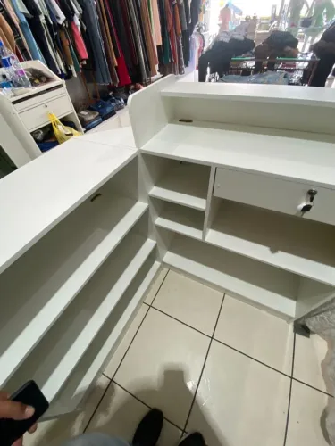 Balcão de Atendimento em L Branco com Gaveta e Prateleiras - Ideal para Loja e Comércio!