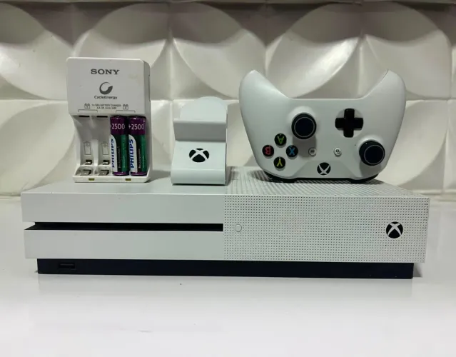 Xbox One S Branco + Controle Original + Base de Carregamento + Carregador de Pilhas