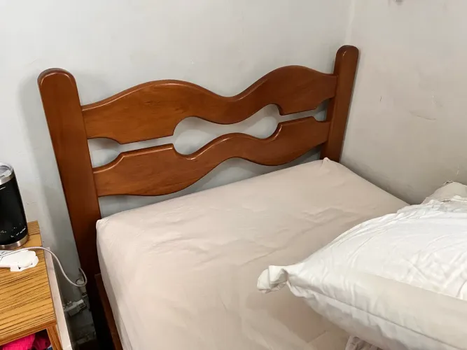Cama de solteiro em madeira maciça (mogno)