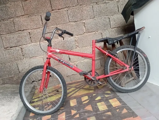 Bicicleta aro 20 montadinha. Preço negociável.