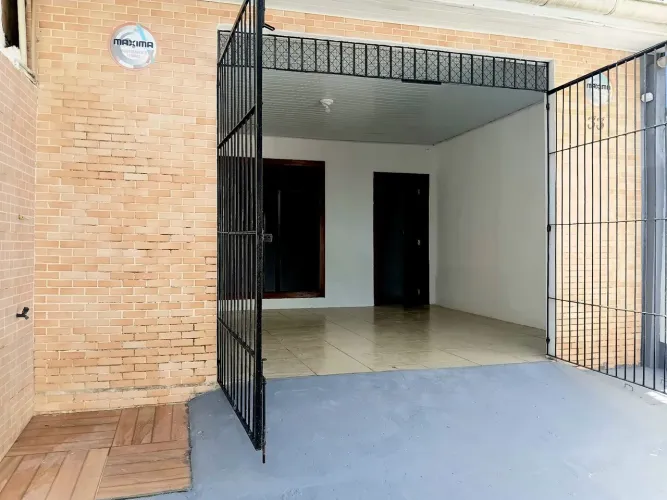 ALUGO: Casa Ampla. BEM Localizada, Sem Tx. de Condomínio
