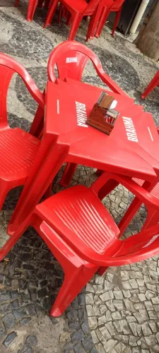 Mesas e cadeiras de plástico