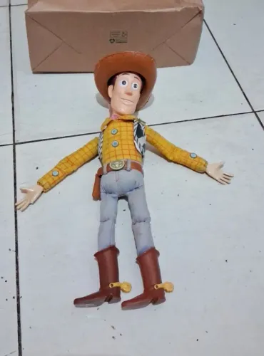 Boneco Woody Original Toy Story com som e cordinha funcionando - detalhe nas mãos