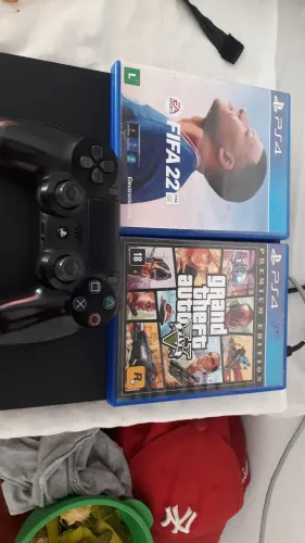 Vendo PlayStation 4 slim de 1tb com 2 JOGOS FIFA 22 GTA V ( ACEITO TROCA POR UM PC GAMER