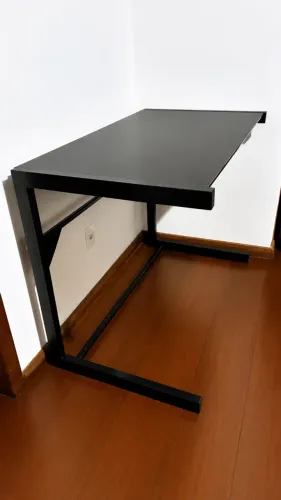 MESA PRETA EM FERRO E TAMPO DE VIDRO PARA ESCRITÓRIO