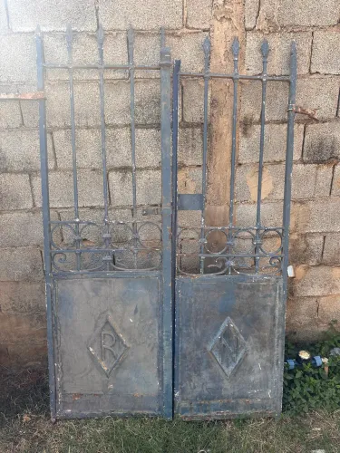 Portao antigo ferro fundido com iniciais