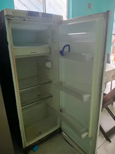 Uma geladeira 