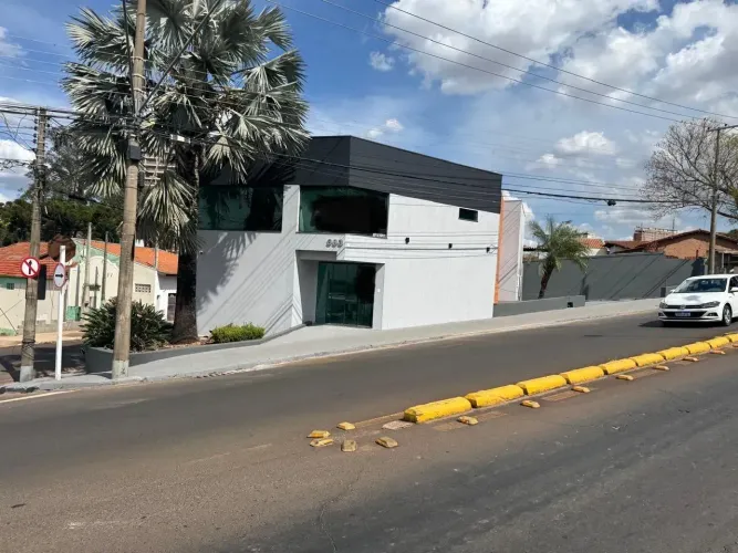 Imóvel para aluguel com 200 metros quadrados com 5 quartos em Centro - Botucatu - SP
