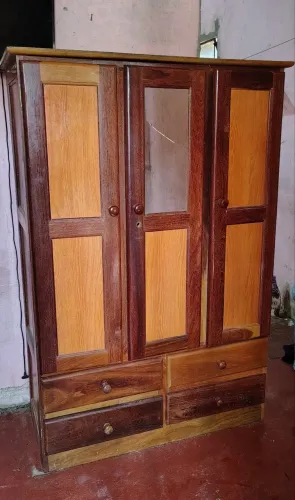 Guarda roupa de madeira