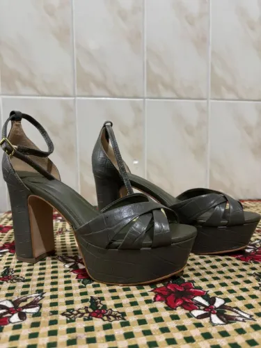 Sandália Meia Pata OSC Verde Oliva - Salto Bloco e Textura Croco (Tam 35)