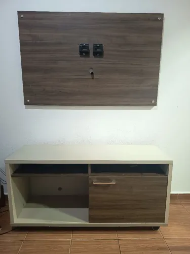 Rack com painel para TV em madeira