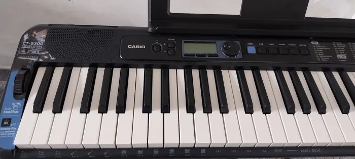 Teclado Casiotone CT S300 + suporte de partitura em perfeito estado