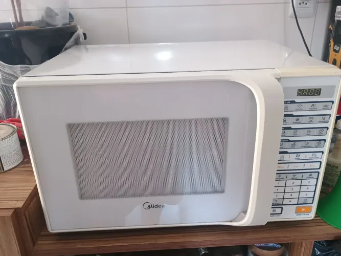 Microondas Midea 42 litros.